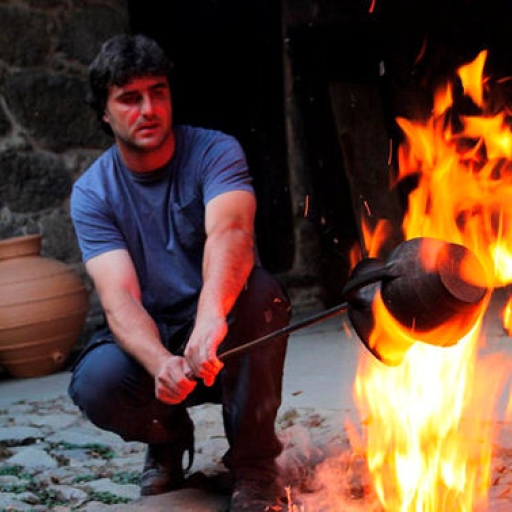 Rectoral de Gundivós y Elías González: Custodios de la Ceramica de Gundivos